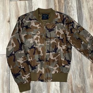 Camouflage windbreaker jacket. Size Medium